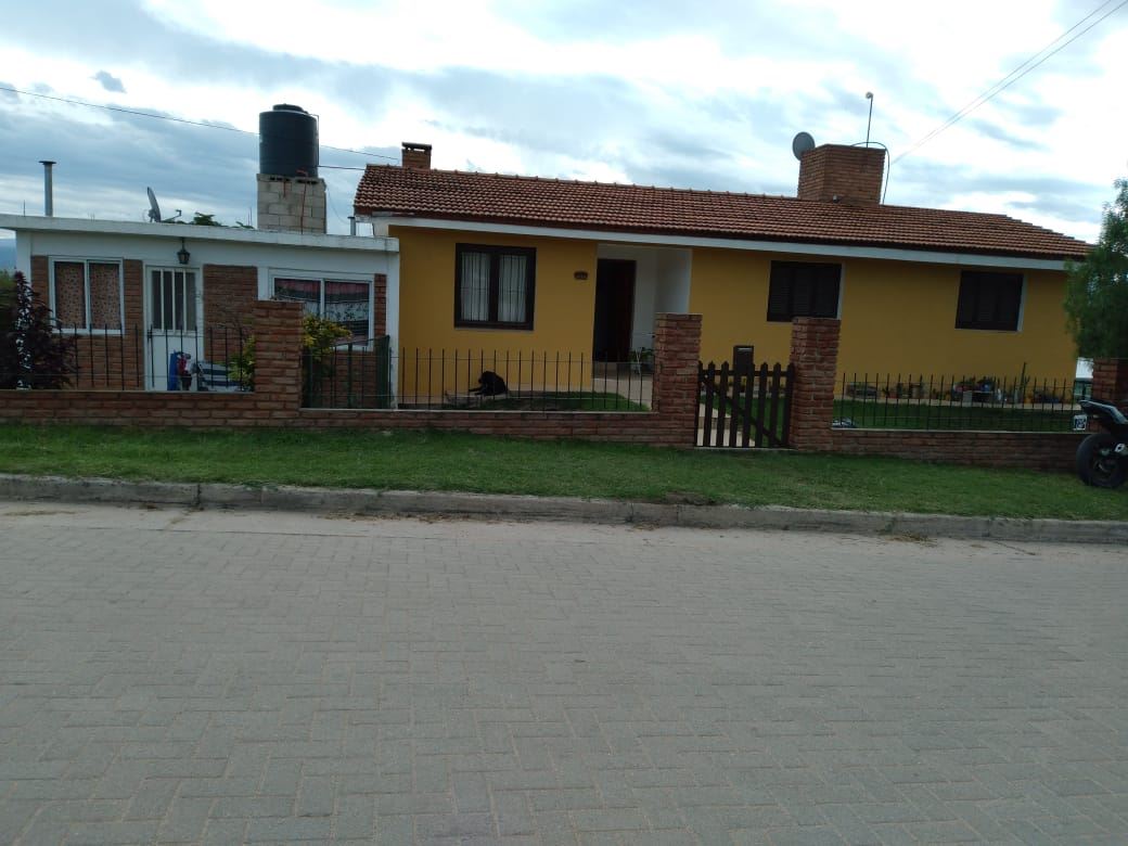 Propiedad compuesta por una casa más dos departamentos!!!!