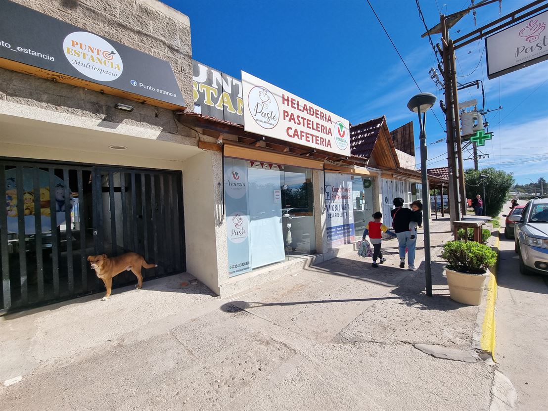 Exclusiva Galería comercial con Salón de Eventos