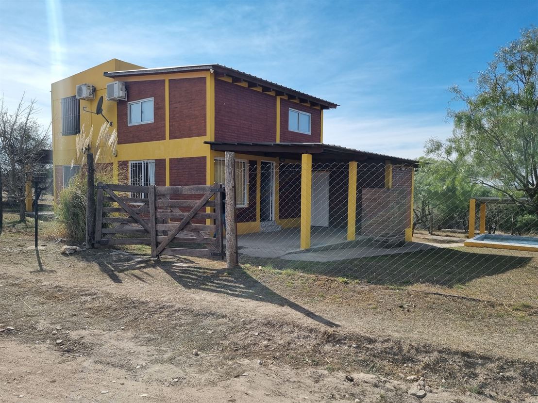 Dos cabañas con piscina en Estancia Vieja a metros del Indio Bamba