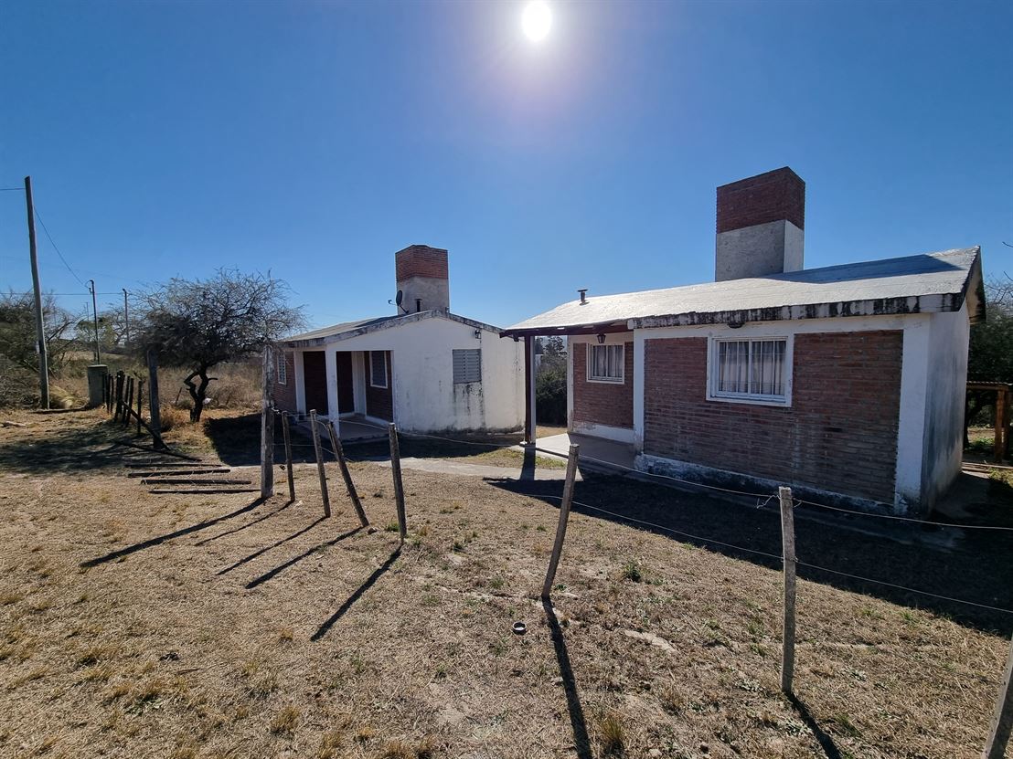 Dos cabañas en Estancia Vieja, frente al Indio Bamba