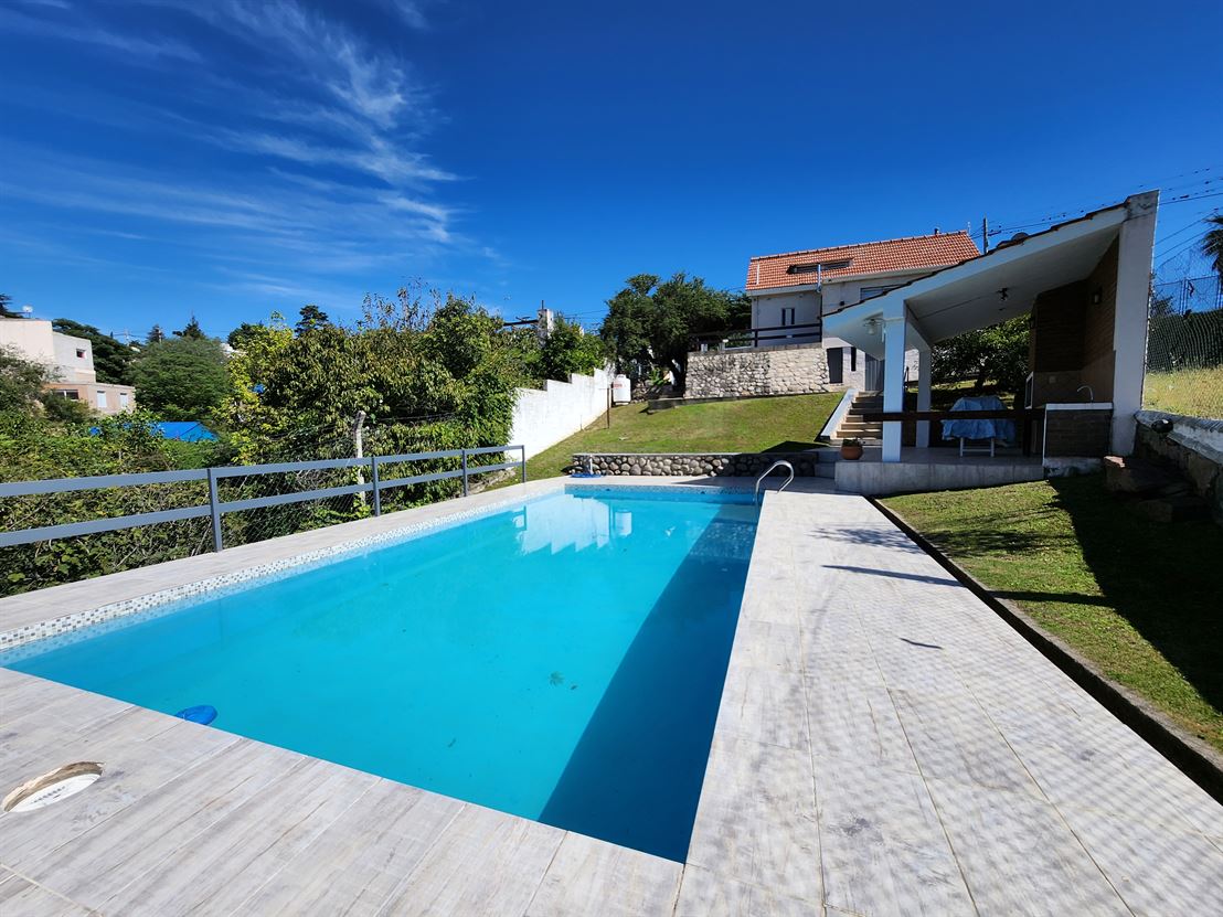 Chalet de tres habitaciones con piscina en Parque Síquiman