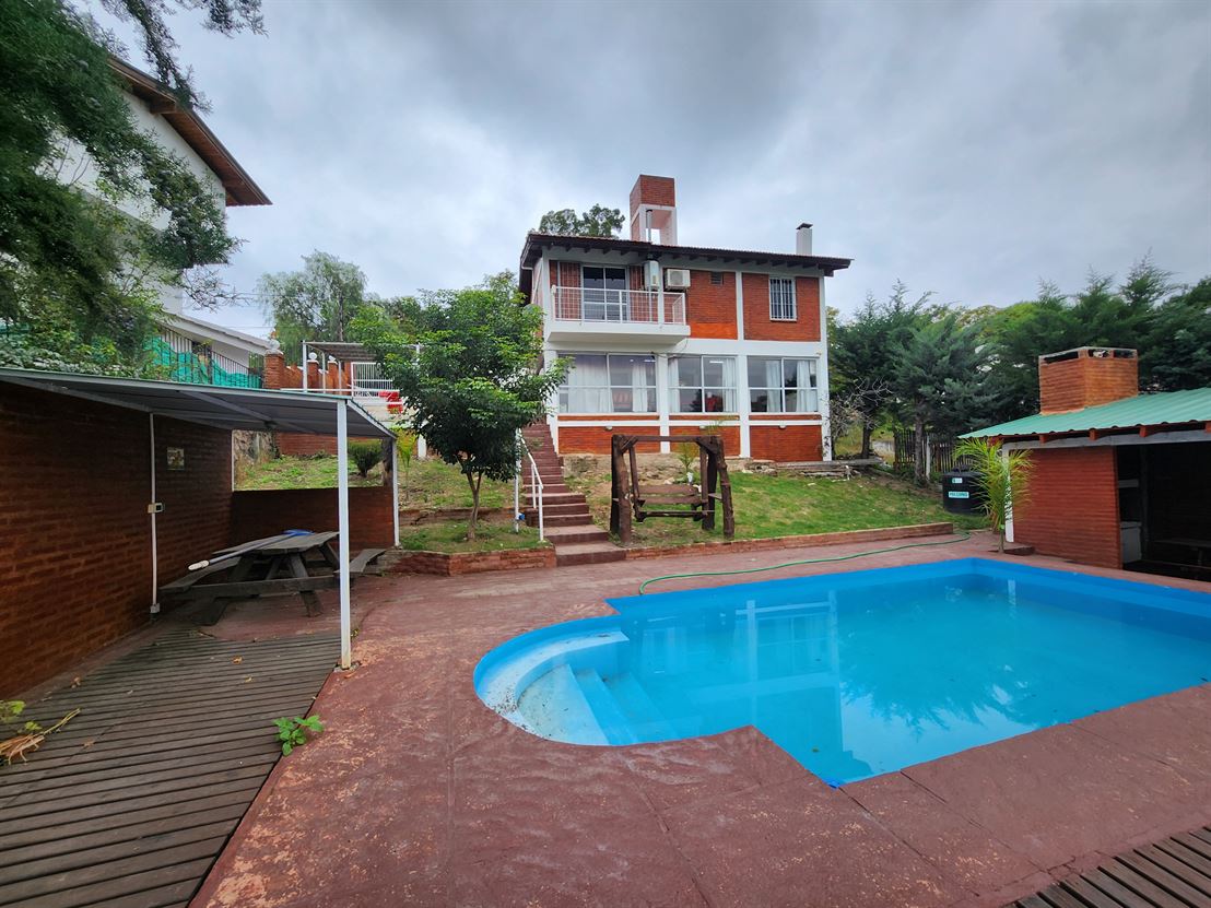 Hermosa propiedad con piscina en Villa del Lago