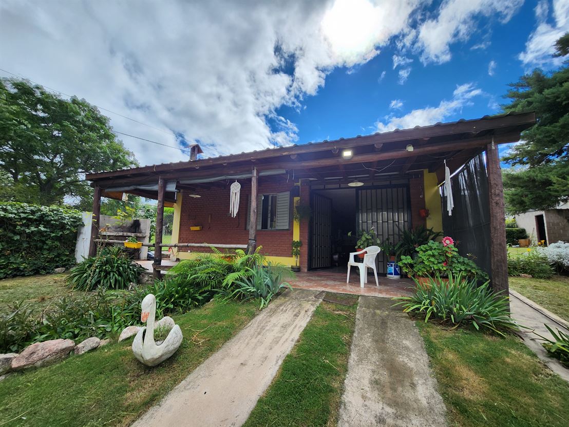 Propiedad de dos habitaciones en Santa Cruz del Lago, sobre colectora.